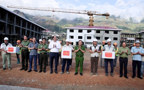 Các đồng chí lãnh đạo Bộ Công an, Tỉnh uỷ Lai Châu, Công an tỉnh tặng quà cho đội ngũ công nhân đang thi công xây dựng trường Phổ thông nội trú TH&THCS xã Pa Tần