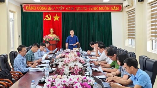 Đồng chí Lê Đức Dục - Ủy viên Ban Thường vụ Tỉnh ủy, Trưởng Ban Tuyên giáo và Dân vận Tỉnh ủy, Trưởng Đoàn Giám sát số 8 phát biểu kết luận tại buổi làm việc với Ban Thường vụ Đảng ủy xã Mường Khoa