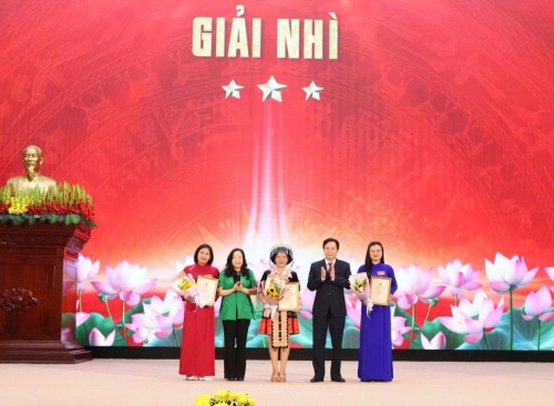 Các đồng chí lãnh đạo tỉnh trao giải cho 3 thí sinh đoạt giải Nhì tại Hội thi