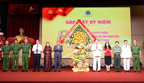 Các đồng chí lãnh đạo Tỉnh ủy, HĐNDnh, UBND tỉnh, nguyên lãnh đạo tỉnh tặng lẵng hoa chúc mừng lực lượng an ninh nhân dân tại buổi gặp mặt.