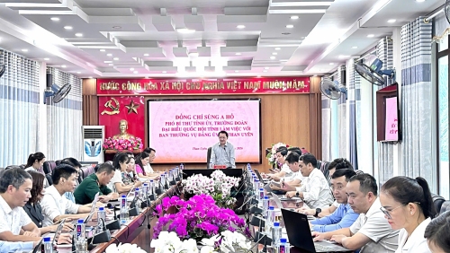 Đồng chí Sùng A Hồ - Phó Bí thư Tỉnh ủy, Trưởng Đoàn đại biểu Quốc hội tỉnh làm việc với Ban Thường vụ Đảng ủy xã Than Uyên