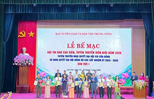 Ban Tổ chức Hội thi trao giải Ba cho các thí sinh