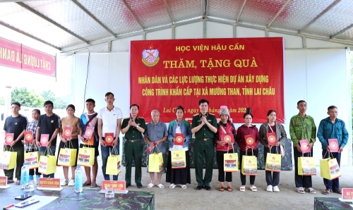 Lãnh đạo Học viện Hậu cần tặng quà cho các hộ dân bị thiệt hại do mưa lũ