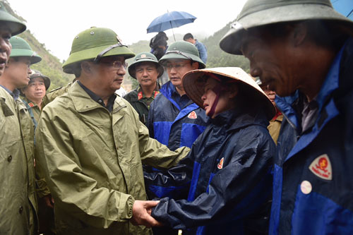 Phó Thủ tướng Chính phủ Trịnh Đình Dũng thăm hỏi bà con nhân dân  bị thiệt hại do mưa lũ tại huyện Tam Đường