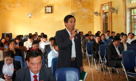 Đại biểu HĐND huyện Tân Uyên khóa XIX, nhiệm kỳ 2011-2016  thảo luận ở tổ tại kỳ họp thứ 7