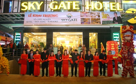 Đại biểu cắt băng khánh thành Sky Gate Hotel
