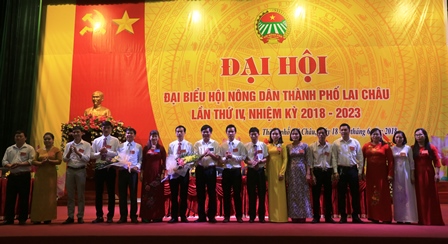 Lãnh đạo thành phố Lai Châu, Hội Nông dân tỉnh tặng hoa chúc mừng Ban Chấp hành Hội Nông dân thành phố Lai Châu khóa IV, nhiệm kỳ 2018-2023