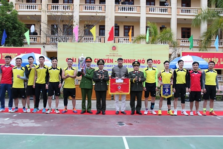 Ban Tổ chức giải trao cúp vô địch cho đội bóng chuyền  Cảnh sát PCCC