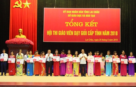 Các giáo viên huyện Sìn Hồ được tặng giấy chứng nhận và giấy khen giáo viên giỏi cấp tỉnh năm học 2017 - 2018