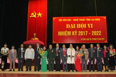 Lãnh đạo tỉnh và lãnh đạo Liên hiệp các hội văn học Nghệ thuật Việt Nam tặng hoa chúc mừng Ban chấp hành khóa mới