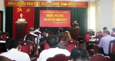  Đ/c Nguyễn Thế Kiên, Chính ủy Bộ Chỉ huy Quân sự tỉnh thông tin tại Hội nghị   (Ảnh: Hà Trường)