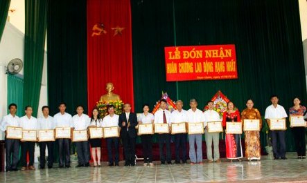 Đồng chí Hoàng Văn Bòng - Bí thư Huyện ủy trao Giấy khen cho các cá nhân