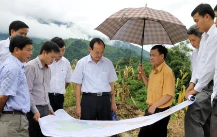 Phó Chủ tịch UBND tỉnh Lê Xuân Phùng cùng đoàn công tác kiểm tra phương án bố trí xây dựng Trung tâm y tế huyện trên bản đồ quy hoạch  Trong lĩnh vực giáo dục
