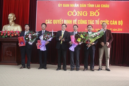   Đồng chí Đỗ Ngọc An - Phó Bí thư Tỉnh ủy, Chủ tịch UBND tỉnh trao Quyết định bổ nhiệm cho 4 đồng chí