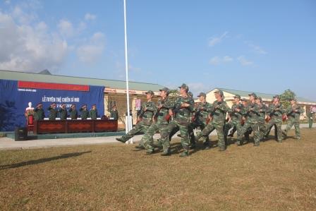 Lễ tuyên thệ chiến sỹ mới năm 2015 tại Trung đoàn 880 (ảnh: TT)