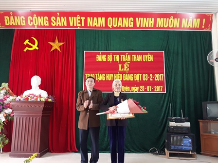 Lãnh đạo Ban Tổ chức Huyện ủy trao Huy hiệu cho đảng viên 50 năm tuổi Đảng tại Đảng bộ thị trấn Than Uyên