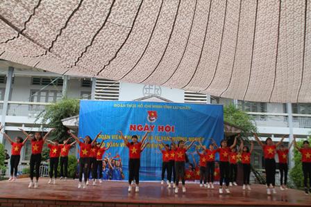 Phần thi múa Dân vũ của đội Phượng Hồng đến từ  Trường PTDT nội trú Tam Đường
