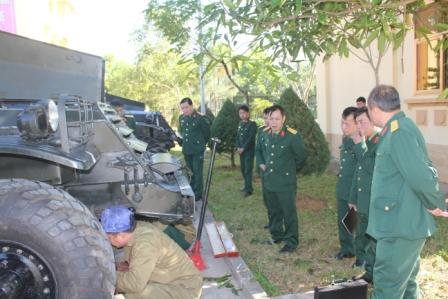 Hội đồng nghiệm thu Quân khu 2 kiểm tra chất lượng xe Thiết giáp BTR - 152