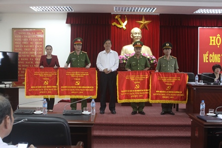   Đồng chí Vũ Văn Hoàn - Phó Bí thư Tỉnh ủy tặng Cờ thi đua  cho 4 tổ chức cơ sở Đảng