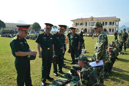 Lãnh đạo Bộ CHQS tỉnh kiểm tra công tác chuẩn bị của cán bộ, chiến sĩ trước khi hành quân
