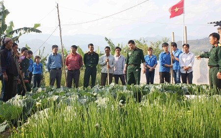 Cán bộ Đoàn KT-QP 356 giới thiệu mô hình trồng rau tổng hợp với người dân xã Ma Ly Chải, huyện Phong Thổ