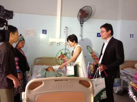 Đoàn thiện nguyện Công ty Cổ phần và Dịch vụ Y tế Việt, Hà Nội tặng quà cho các cháu bệnh nhân nhi