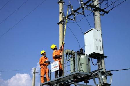 Công nhân Điện lực thành phố Lai Châu tăng cường bảo dưỡng hệ thống lưới điện phục vụ tết Nguyên đán 2015