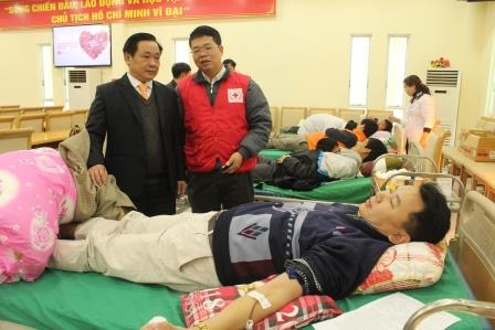 Lãnh đạo Công ty và Hội Chữ thập đỏ hỏi thăm các tình nguyện viên
