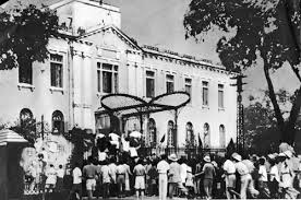 Đoàn người biểu tình ngày 19 tháng 8 năm 1945 trước cửa Bắc Bộ phủ, Hà Nội (ảnh tư liệu)
