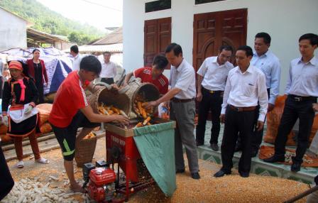 Đoàn giám sát kiểm tra việc hỗ trợ giống ngô lai và máy tẽ ngô  tại xã Ma Ly Pho