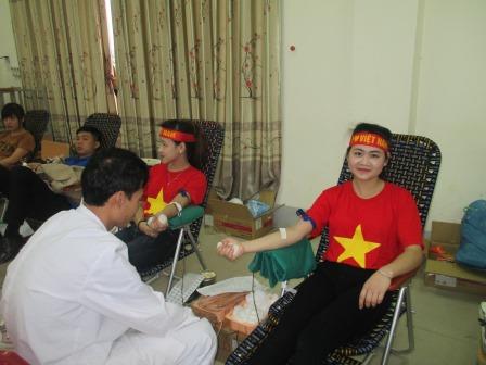 Đoàn viên, thanh niên Trường Cao đẳng Cộng đồng tham gia hiến máu