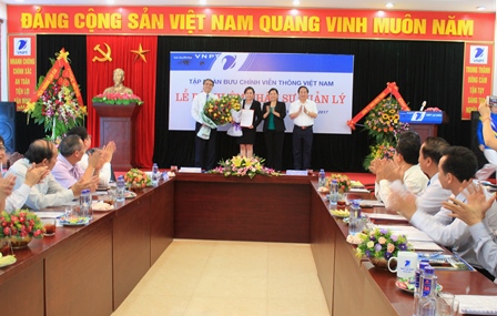   Đại diện lãnh đạo tỉnh Lai Châu trao quyết định cho đồng chí Pờ Thị Hiền