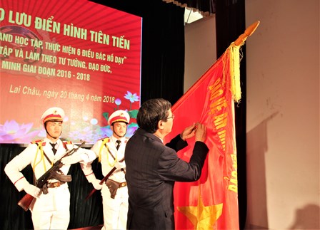 Thừa ủy quyền của Chủ tịch nước, đồng chí Vũ Văn Hoàn, Phó Bí thư Tỉnh ủy - Chủ tịch HĐND tỉnh trao Huân chương Chiến công hạng Ba cho Phòng PC47, Công an tỉnh (ảnh: PB)