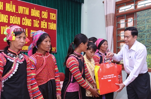 Chủ tịch Trần Thanh Mẫn trao quà hỗ trợ cho các gia đình bị thiệt hại trong các đợt mưa lũ vừa qua tại xã Bum Tở