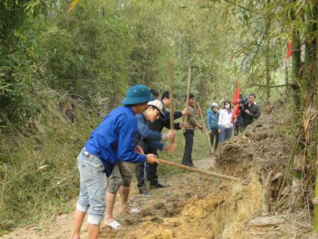 Đoàn viên thanh niên xã Mường Than (huyện Than Uyên) mở rộng hành lang con đường liên thôn từ bản Giẳng sang bản Lằn 1