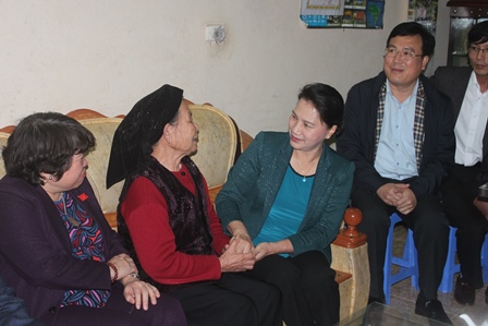 Chủ tịch Quốc hội Nguyễn Thị Kim Ngân thăm, tặng quà gia đình mẹ liệt sĩ Hoàng Thị Nhường tại phường Đông Phong-thành phố Lai Châu (ảnh: NT)