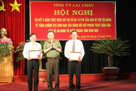 Bộ trưởng Bộ Công an - Thượng tướng Tô Lâm tặng Kỷ niệm chương cho các đồng chí lãnh đạo tỉnh