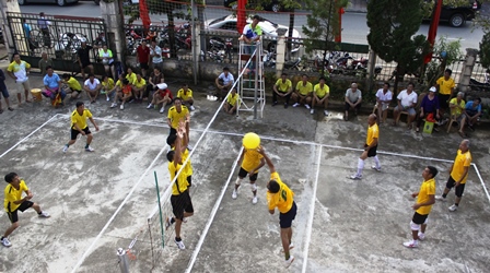 Trận đấu chung kết môn bóng chuyền hơi nội dung nam giữa đội thành phố Lai Châu và huyện Tân Uyên