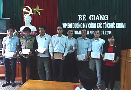Lãnh đạo Ban Tổ chức Huyện ủy trao giấy chứng nhận cho các học viên đạt loại giỏi tại Lễ bế giảng
