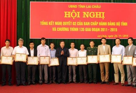 Đồng chí Vương Văn Thành - Phó Chủ tịch UBND tỉnh, Trưởng Ban chỉ đạo giảm nghèo tỉnh tặng Bằng khen cho các tập thể có thành tích xuất sắc trong công tác giảm nghèo
