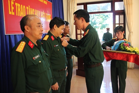 Đại tá Lê Huy Lượng, Phó Bí thư Thường trực Đảng ủy, Chính ủy Bộ CHQS tỉnh thay mặt Thường vụ Đảng ủy Quân sự tỉnh gắn Huy hiệu cho các đồng chí Đảng viên 30 năm tuổi Đảng