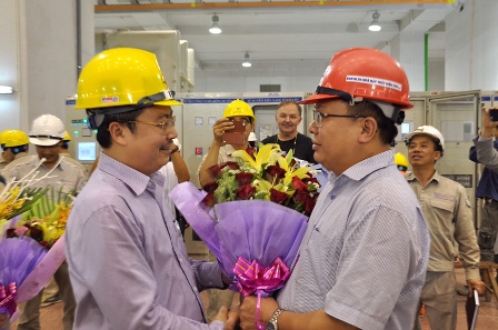 Đại diện lãnh đạo Tập đoàn Điện lực Việt Nam chúc mừng Ban QLDA nhà máy thủy điện Sơn La - Lai Châu và các nhà thầu
