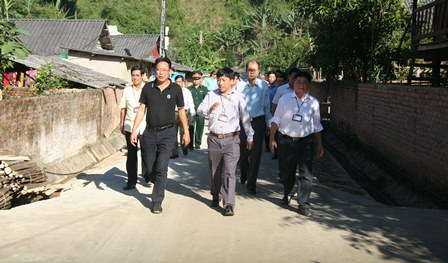 Đoàn công tác khảo sát đường giao thông liên bản: Khoang, Xi, Xanh  của xã Mường Mít