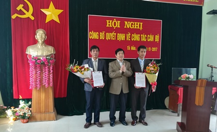 Đồng chí Nguyễn Ngọc Dũng, TUV, Bí thư huyện ủy trao quyết định  cho 2 đồng chí được điều động, luân chuyển