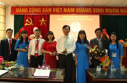 Đồng chí Nguyễn Quốc Luân, TUV, Bí thư Đảng ủy, Giám đốc Sở Thông tin và Truyền thông tặng hoa Ban Chấp hành khóa mới