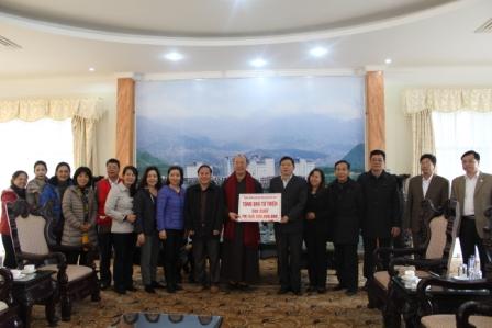 Đại đức Thích Trúc Thái Minh trao quà từ thiện cho lãnh đạo  UBMT Tổ quốc Việt Nam tỉnh Lai Châu