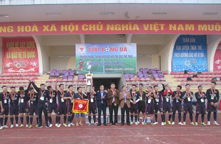 Ban tổ chức Giải trao giải nhất và cúp vô địch cho đội Công an tỉnh