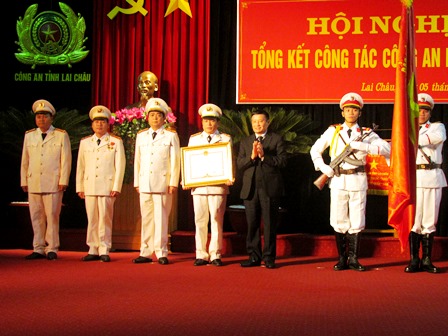   Thừa ủy quyền của Chủ tịch nước, đồng chí Nguyễn Khắc Chử - Bí thư Tỉnh ủy trao Huân chương chiến công hạng ba cho Công an huyện Than Uyên