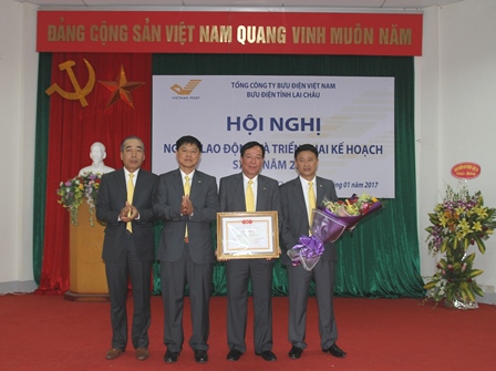 Đại diễn lãnh đạo Tổng Công ty Bưu điện Việt Nam tặng giấy khen cho tập thể đạt thành tích xuất sắc trong công tác năm 2016