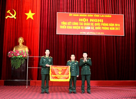 Thừa ủy quyền của Bộ Tư lệnh Quân khu 2 đồng chí Đại tá Nguyễn Như Bách trao cờ của Bộ Tư lệnh Quân khu 2 cho Bộ CHQS tỉnh